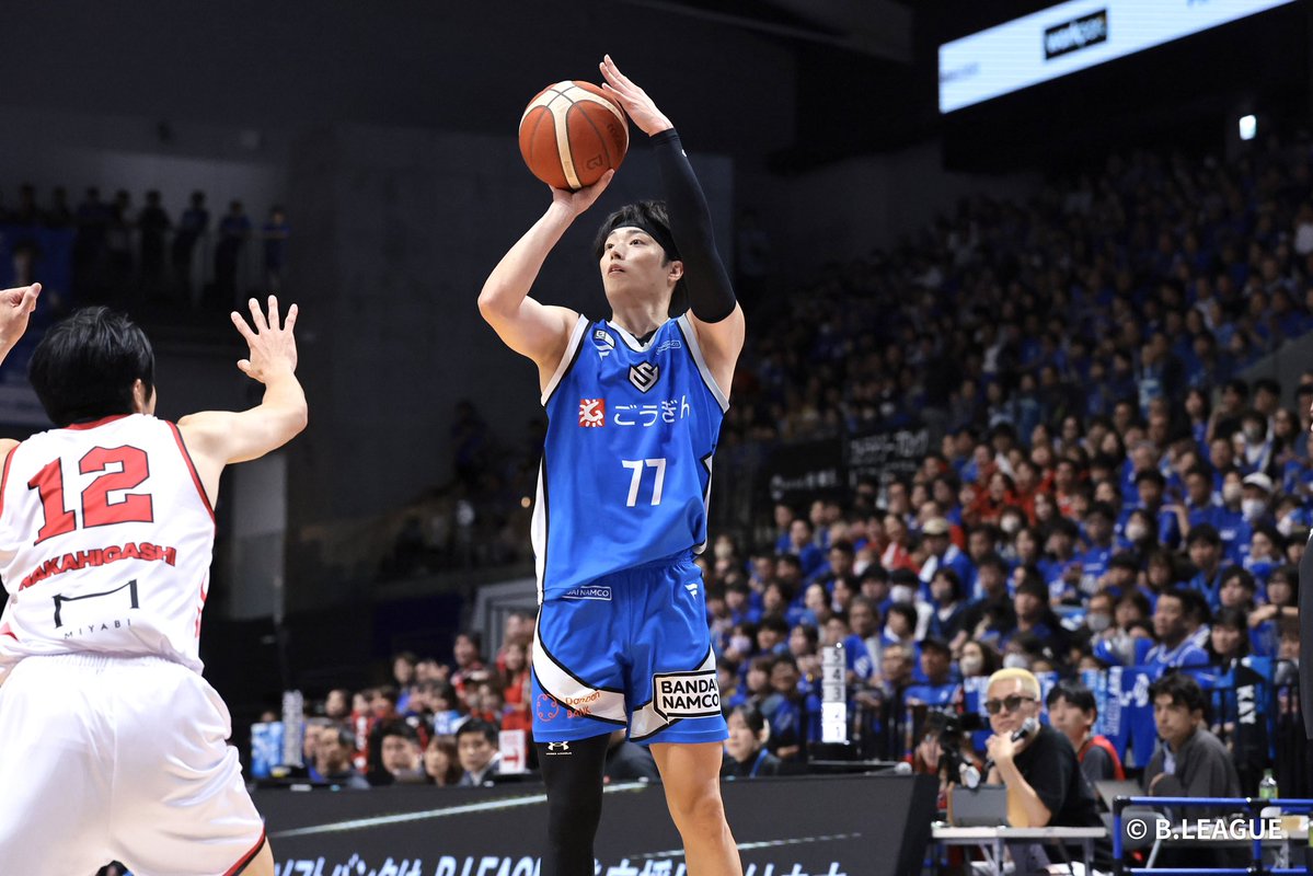 jbasket_jp's tweet photo. 【B.PREMIER】屈指のスコアラー岡田侑大(島根)「解決策を見つけないと強豪には勝てない」／名古屋Dとの2連戦で見えた課題と、島根がさらに強くなるために
名古屋Dに連敗後🎙️
⁡
Ｊ：昨日の試合を振り返って、個人的に意識して入った部分はありますか。また、それを今日の試合でどのくらい出せたと思いますか。
⁡
岡田
「そうですね。本当に2日間通して、今村選手と中東選手とアイザイア・マーフィー選手と加藤選手の4人が基本的にローテーションして、自分とマッチアップをしてたんですけども、本当にタフな4人ですし、それにプラス、ヘンリー選手にディフェンスにつかれたりだとか、自分が本当に嫌がることをロイさん（名古屋D ロイHC）は知っているんで、それを2日間通して向こうはやってきた中で、本当に昨日はスリーポイントとかミドルレンジとかが多かったですし、リングまでアタックするっていうのは今日意識して入りました。
⁡
それがファウルドローに8個つなげて、フリースローが今ちょっと入ってない状態なんですけど、それは改善できた部分ではありましたし、そのターンオーバーの種類っていう部分も、ライブターンオーバーが何度かあって、トラベリングが2個あったりだとか、そういうターンオーバーはもちろん減らしたいんですけど、今日のターンオーバーは昨日のターンオーバーよりは、ポジティブなターンオーバーだったのかなと思います。」
⁡
Ｊ：2日間の試合を通して、岡田選手が今シーズンこのチームの中で求められている役割には、どんなものがありますか？
⁡
岡田
「みんなが多分悩んで、まだこの4試合、役割を悩んでいる最中ですし、まあ正直、オフェンス面とかリバウンド面っていうのをコーチから言われていることが多いんですけど、ボールを運んできて、オールコートのプレッシャーに30分ずっとやられた中で、どれだけ自分がオフェンスまで体力を保てるのかとかは、正直難しいところだなというのは思いますし、翔太（新井翔太）が今日は長い間プレーしてくれたんで、そうなってくるとボール運びをしないだけで、自分はハーフからのオフェンスを組み立てられますし、2人で分散することができるので。
⁡
まあ、その誰と出るとか、コーチがどういう役割を選手に期待しているっていうのが、まだ個人的には明確になってない部分が多いと思うので、それをもう少し、いろんなプレイヤーがどう役割をするかっていうのを、コミュニケーションを取りながらできればもっと良くなってくるなと思います。」
⁡
Ｊ：チームが得点を必要としている時間帯で、自分が取りに行くという判断について、どのように考えてプレーしていますか。
⁡
岡田
「そうですね。プレシーズンから感じてたことではあるんですけど、正直オフェンスの火力不足っていうのは分かってたことではありますし、自分とデクスターが20点取れれば、長崎のようなゲームはもちろんできるんですけど、名古屋さんみたいに、この日はこっちを潰して、今日はデクスターが激しいマークになりましたし、昨日は自分が激しいマークになったりだとか、そうされた時に、やっぱりボールが回らない、周りが逆にオフェンスを攻めていかないっていう部分が正直課題なんで。
⁡
昨日は僕が強引にシュートを打ちに行ったりだとか、今日はデクスターが強引にシュートを打ちに行くっていうのが、やっぱり外れてしまうと向こうのペースになりますし、今日はJ（ジョーダン・ヒース）が3ポイントを要所で決めてくれたことで、80点台に乗ったんですけど、Jの得点がもしなかったら、自分たちが60点台のゲームを強いられてしまうので、そこの解決策もやっぱり見つけないと、強豪には勝てないなっていうのは正直名古屋戦では思いましたし、去年みたいにコティ（コティ・クラーク）みたいにミスマッチをハントできる選手が今年はいないので、そういった部分で、そのミスマッチに対してどう攻めるかというのが課題だと思います。」

■Jbasket視点
名古屋Dは岡田に対してハードショーを仕掛け、早い段階でボールを離させた。そこで生まれる4対3をどう攻めるのか。岡田自身も「どれだけ自分がビッグマンにショートロールに入れられるか」がこれからの鍵になると語った。さらに、入りたいサイドを消され、用意したセットが崩れた時に5人がどう次のプレーへ移るのか。
⁡
岡田へのマークが厳しくなるのは、相手からそれだけ警戒されている証でもある。だからこそ問われるのは、岡田がボールを離した“その先”だ。4対3の優位をチーム全体の得点へどう変えていくのか。
名古屋Dが示した岡田対策を、逆に島根の武器へ変えられるか。まだシーズンは始まったばかり。この2試合で見えた課題を一つずつチームの力に変えていった先に、今季の島根がさらに強くなる可能性がある。
⁡
#岡田侑大
#島根スサノオマジック
＠susanoo_m 
#BPREMIER
#Bリーグ
⁡