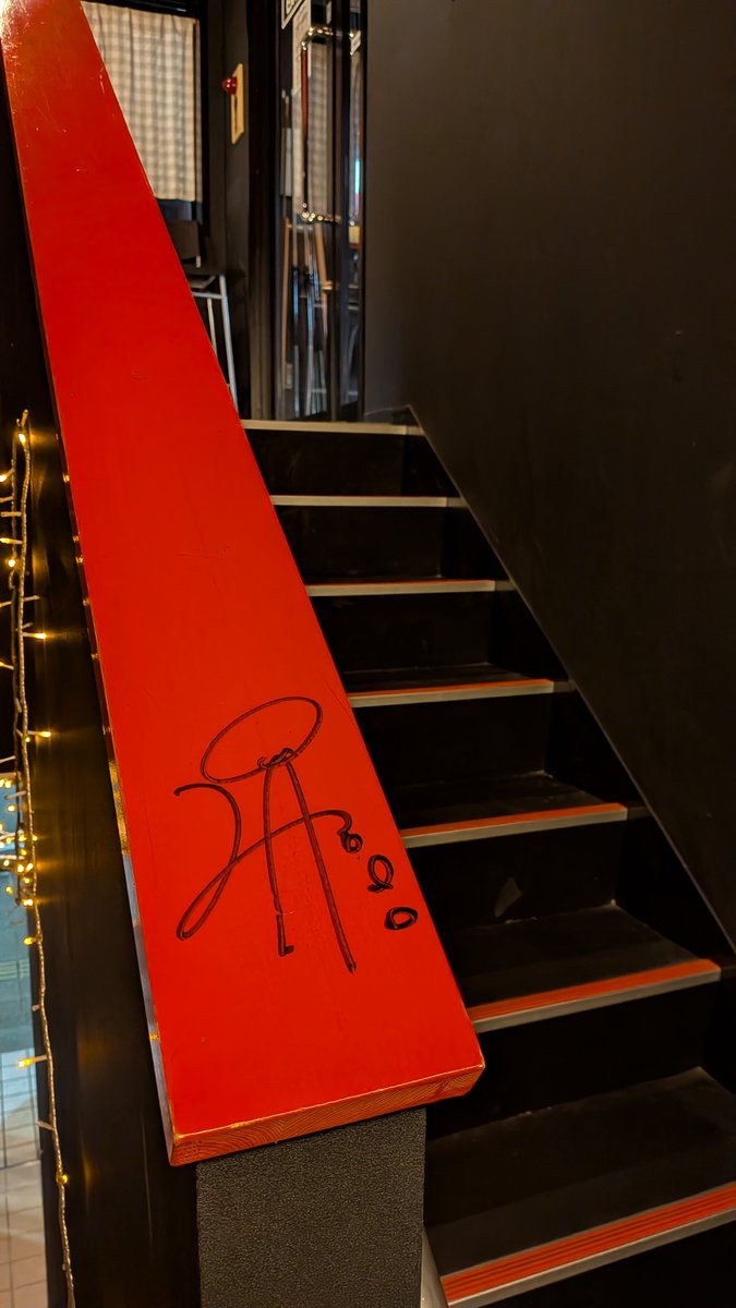 lambrettali2's tweet photo. オレが店に来てから下に降りるまでの30分間にイタズラ書きされてんだけど。
タギングっやつ？ふざけんな。
因みに有名なやつなんか？
消せるかなぁ…。 https://t.co/z7Oo5bEgI4