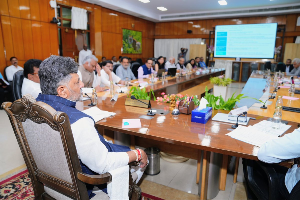 CMofKarnataka's tweet photo. Hon’ble Chief Minister Shri @DKShivakumar chaired the Strategic Senior Advisory Group meeting on the Economic Development Plan for the Bengaluru Metropolitan Region. The meeting focused on key priorities for the region’s economic growth and long-term development.

Ministers Shri M.B. Patil, Shri Krishna Byre Gowda, Shri Priyank Kharge and Shri Byrathi Suresh, MP Shri G.C. Chandrashekhar, senior government officials and industry leaders were present.
