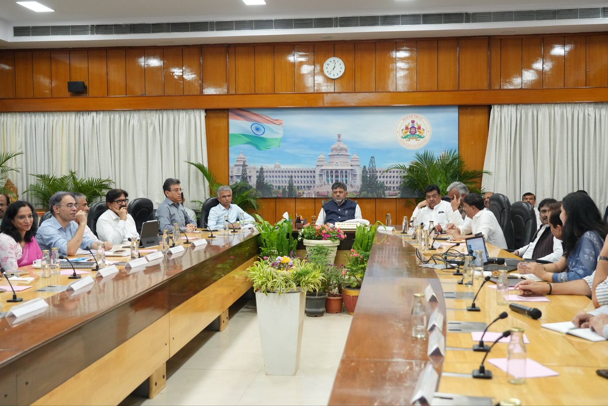 CMofKarnataka's tweet photo. Hon’ble Chief Minister Shri @DKShivakumar chaired the Strategic Senior Advisory Group meeting on the Economic Development Plan for the Bengaluru Metropolitan Region. The meeting focused on key priorities for the region’s economic growth and long-term development.

Ministers Shri M.B. Patil, Shri Krishna Byre Gowda, Shri Priyank Kharge and Shri Byrathi Suresh, MP Shri G.C. Chandrashekhar, senior government officials and industry leaders were present.