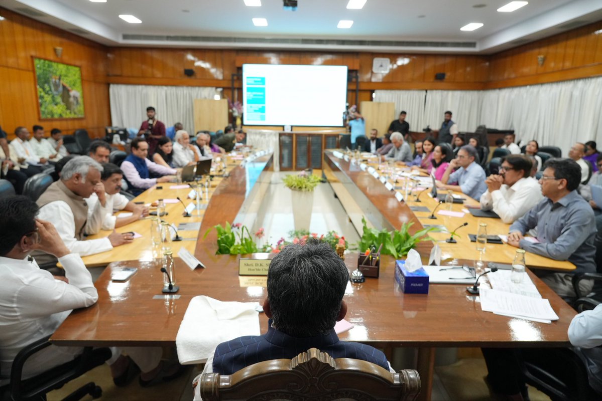 CMofKarnataka's tweet photo. Hon’ble Chief Minister Shri @DKShivakumar chaired the Strategic Senior Advisory Group meeting on the Economic Development Plan for the Bengaluru Metropolitan Region. The meeting focused on key priorities for the region’s economic growth and long-term development.

Ministers Shri M.B. Patil, Shri Krishna Byre Gowda, Shri Priyank Kharge and Shri Byrathi Suresh, MP Shri G.C. Chandrashekhar, senior government officials and industry leaders were present.