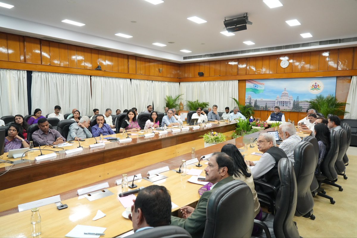 CMofKarnataka's tweet photo. Hon’ble Chief Minister Shri @DKShivakumar chaired the Strategic Senior Advisory Group meeting on the Economic Development Plan for the Bengaluru Metropolitan Region. The meeting focused on key priorities for the region’s economic growth and long-term development.

Ministers Shri M.B. Patil, Shri Krishna Byre Gowda, Shri Priyank Kharge and Shri Byrathi Suresh, MP Shri G.C. Chandrashekhar, senior government officials and industry leaders were present.