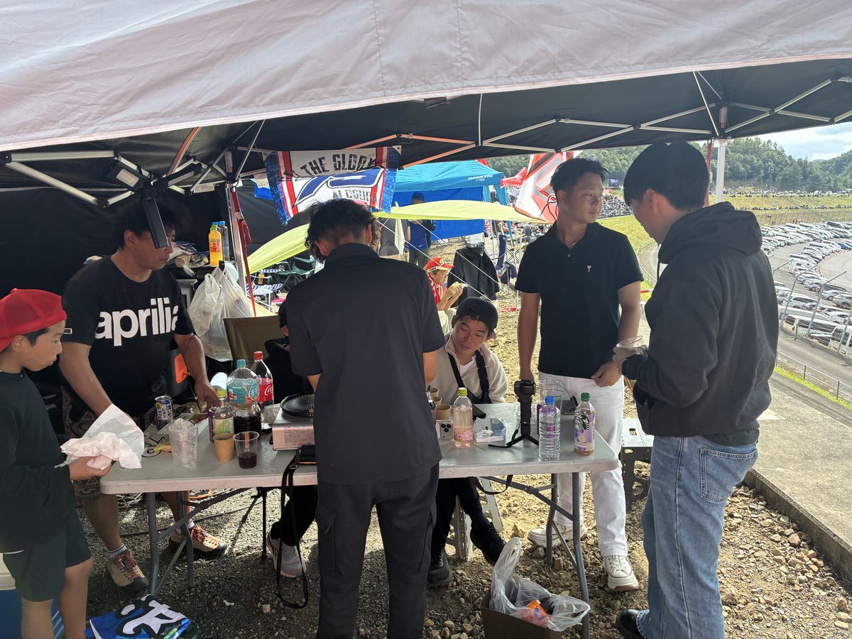 Sodo_hh's tweet photo. 昔はGP観に行ったら茂木が貸し出してたホンダのラクーンって電チャリを借りて、手ぶらでもあちこち回れた

3コーナーで見てて「次4コーナーの上行こう！次のコーナーだし」って言ったら「それコース上での話だろ」って言われて、「いやすぐじゃん」と思ってたら、ラインミスったりもして45分掛かった😂 https://t.co/GQpnOAb1TN