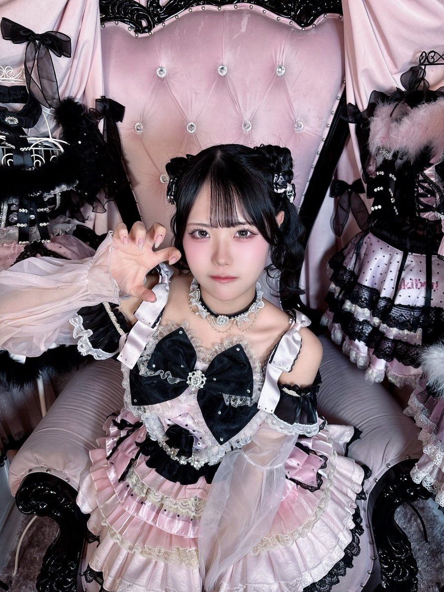 chieri_chandayo's tweet photo. ／
  オンラインチェキのお知らせ😈🎀
＼

10月17日&18日に行われるまい生誕祭に合わせてまいでびさん衣装のオンラインチェキ販売させていただいてます…!!
当日来られないよって方も是非𝐆𝐄𝐓してくれたら嬉しいです🫶🏻🩷

ノーマルチェキ
🩷https://t.co/VBrutWthFZ🩷

ちょっとした落書き付チェキ
🖤https://t.co/5x7aJpMiYj🖤 

こんなにラブリーなお衣装でグッズとか出したりしたことないから楽しみ🥺💭