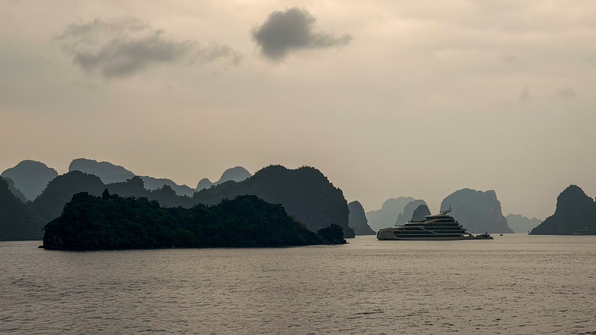 Shauna273972's tweet photo. North Vietnam in snapshots: cruising, kayaking, and drone views over Ha Long Bay, lake walks, luxury at @capellahanoi, and the unforgettable chaos of Hanoi. https://t.co/nDEZwz7feq