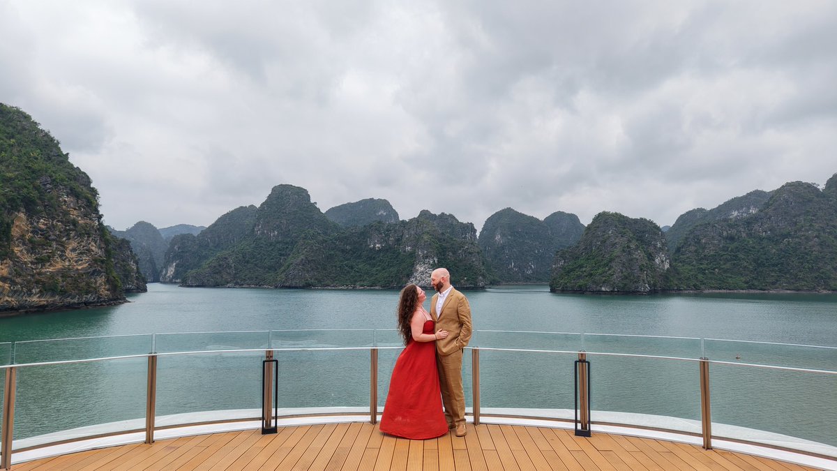 Shauna273972's tweet photo. North Vietnam in snapshots: cruising, kayaking, and drone views over Ha Long Bay, lake walks, luxury at @capellahanoi, and the unforgettable chaos of Hanoi. https://t.co/nDEZwz7feq