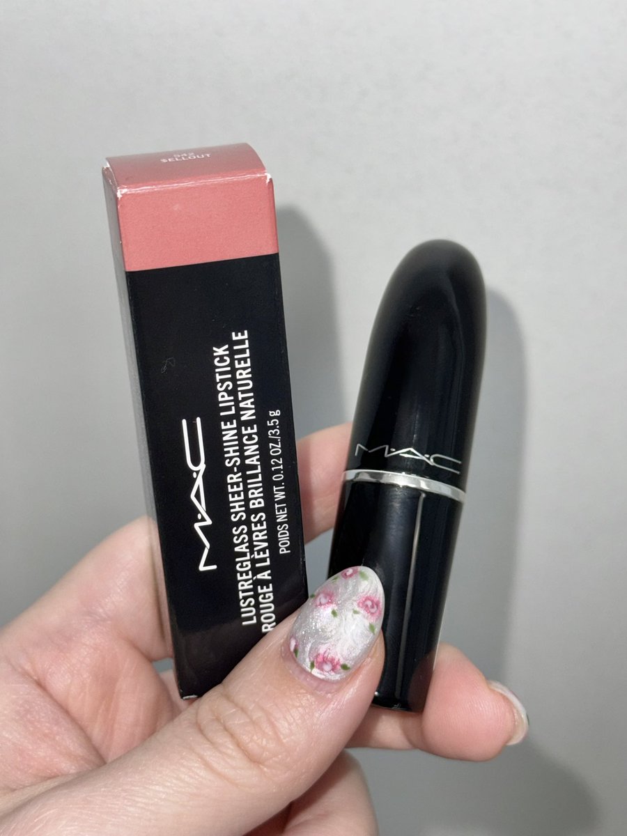 etre_du_soir's tweet photo. 맥 셀아웃 짱 예쁨...... 이런 색조 화장품 리뷰? 잘 안 하는데 넘 예뻐서 남깁니다 누드핑크립 찾으러 갔다가 완전 반해서 사고 왔슴... 😳 https://t.co/MHpW8kDAbm
