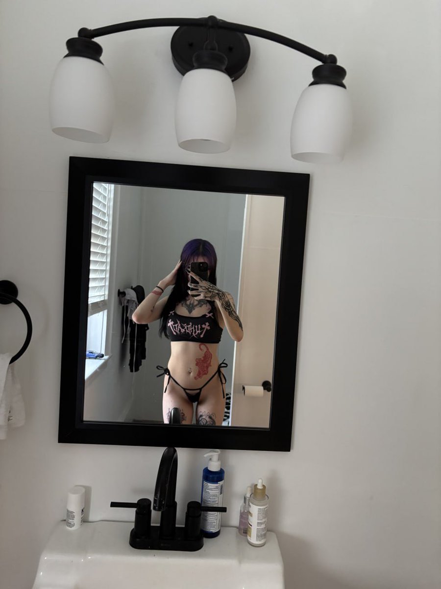 beaUtyinFloRyne's tweet photo. bet you didn't expect the second pic https://t.co/kCANiJ6JNU