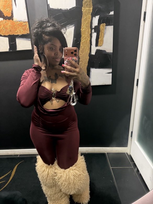 EMILY_56d's tweet photo. HMU for menu 
#meetup #carmeet #dropbox #ftsession #dickrating https://t.co/M7ICoYlP0c