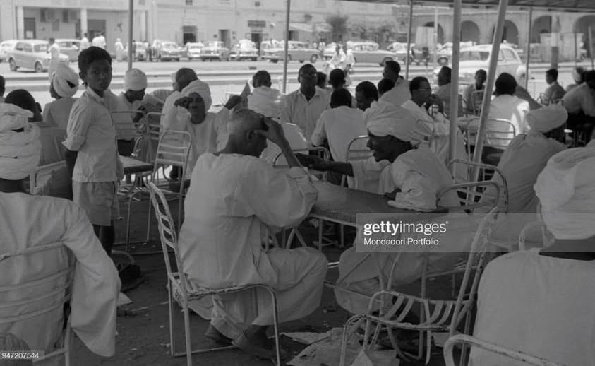 sudan_vietnam's tweet photo. احد القهاوي في السوق العربي #الخرطوم ،السودان 1961 https://t.co/mJiyXcmgmx