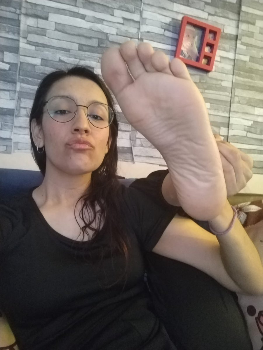 Sebyjen19's tweet photo. Quien no quisiera oler y probar los pies de mi amorcito son lo mejor y mas delicioso del mundo #piesitos #pies #feet https://t.co/J0xltMySne