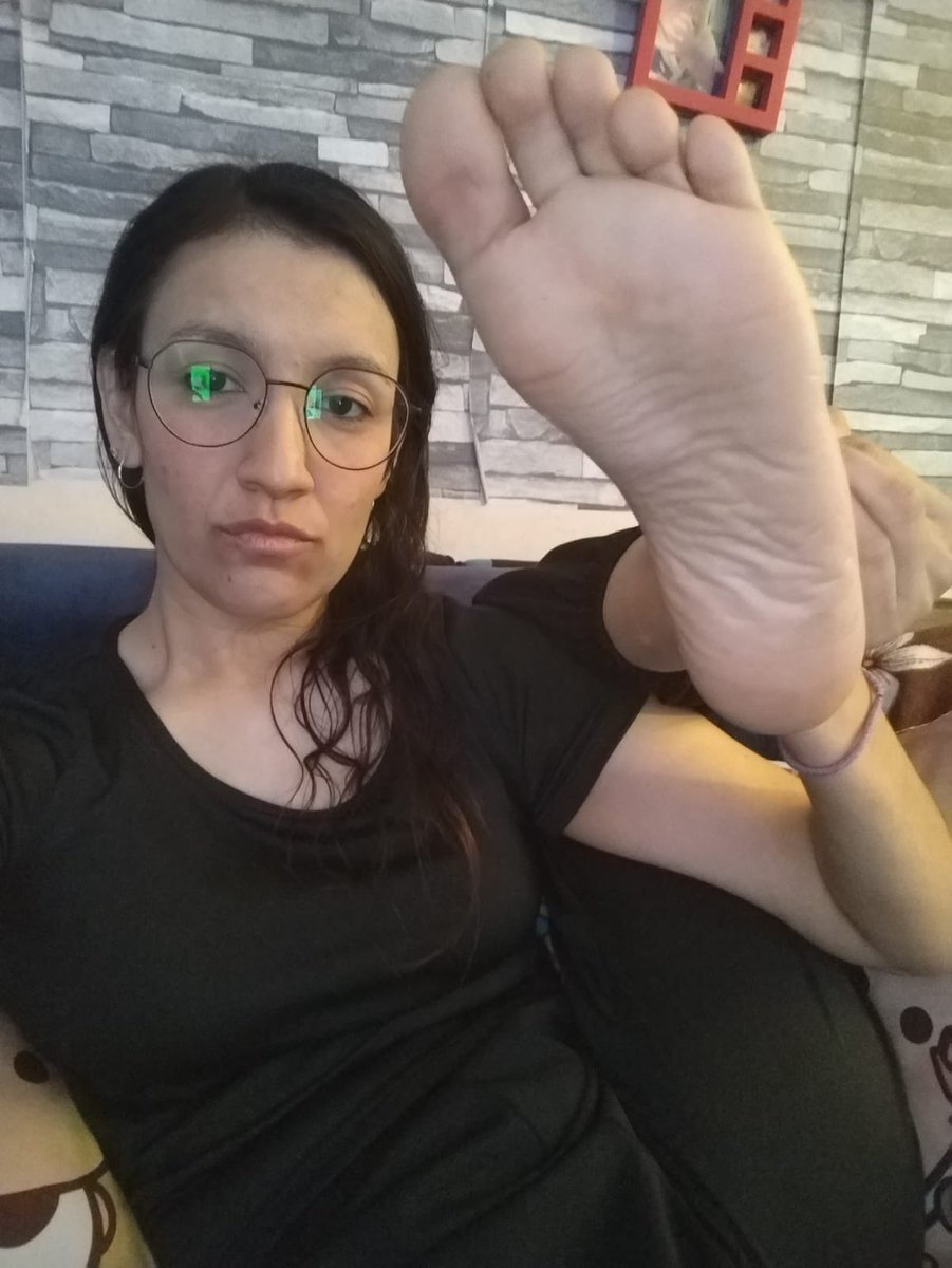 Sebyjen19's tweet photo. Quien no quisiera oler y probar los pies de mi amorcito son lo mejor y mas delicioso del mundo #piesitos #pies #feet https://t.co/J0xltMySne