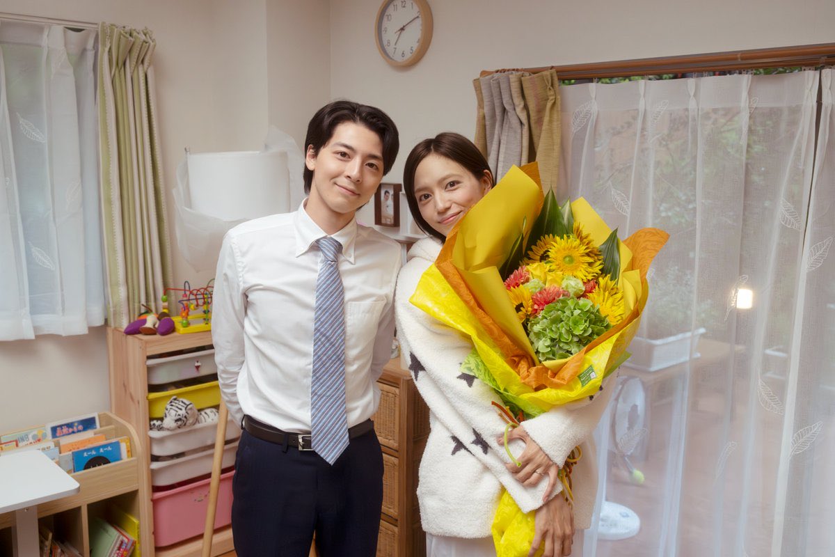 yamato_uk_ns's tweet photo. 山戸結希監督映画『#ママがもうこの世界にいなくても　私の命の日記』が、公開3日目までに29万2000人を動員、興行収入4.4億円を突破し、興行成績ランキングにて第１位をいただく、大ヒットスタートとなりました。

同時に、Filmarks初日満足度ランキングにて、★4.10という値で、第１位をいただきました。

映画館に足を運んでくださり、
この映画を求めてくださった、
観客のお一人おひとりのお力に、
その大きさに、ほかなりません。
みなさまからの大きな大きな贈り物に、
心より深く、御礼申し上げます。