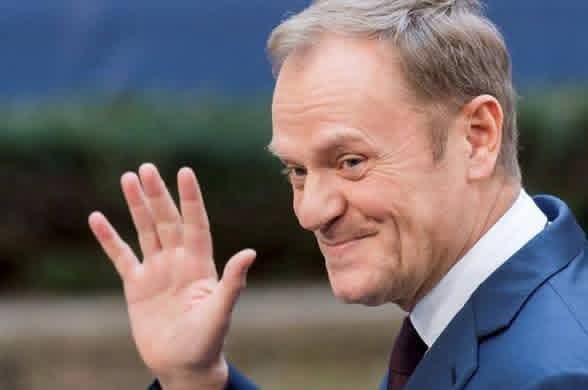 DawidWildstein's tweet photo. DLACZEGO ONI MUSZĄ BYĆ TAK DURNI???!

Ja już nie wytrzymuję czasem tego populizmu. Ale, co ciekawe, najbardziej mnie w nim denerwuje nie to, co powinno. Nie to, jak niszczy to państwo, jak pogłębia kryzys, jak tracimy przez to wszyscy.
TYLKO TO, JAKIE TO JEST DURNE, TANIE, NUDNE I TĘPE.

Serio, żyjemy w państwie, którego premier podchodzi z kawką pod siedzibę Prezydenta, i zahcowując się jak zdresiały, ewidentnie pod wpływem jakiś używek, nieudolny tik toker, nagrywa filmik, na którym udaje twardziela, który pokonał Prezydenta.

NO LUDZIE, GDZIE SĄ K#RWA GRANICE TEGO ABSURDU???
CENY PALIWA HORENDALNE, DO CZEGO DOPROWADZIŁ TEN RZĄD.
OBIETNICE- WSZYSTKIE, POZA EMERYTURAMI DLA SB, NIEZREALIZOWANE.
BEZROBOCIE LECI W GÓRĘ, OCHRONA ZDROWIA PADŁA I POLACY PO PROSTU UMIERAJĄ.
ZADŁUŻENIE PRZEKRACZA KOLEJNE LIMITY...

No ale premier poszedł z kawką pod siedzibę Prezydenta.

Powiedźcie mi tylko jedno.
Ile jeszcze będziecie łykać ten kretyński cyrk?
Bo taka smutna prawda, 
PREMIER ROBIĄC Z SIEBIE IDIOTĘ...
ROBI IDIOTÓW TEŻ Z WAS.

A teraz idę z kawką pod siedzibę premiera, bo ewidentnie to najważniejsze sprawy w polskiej polityce.

Dawid