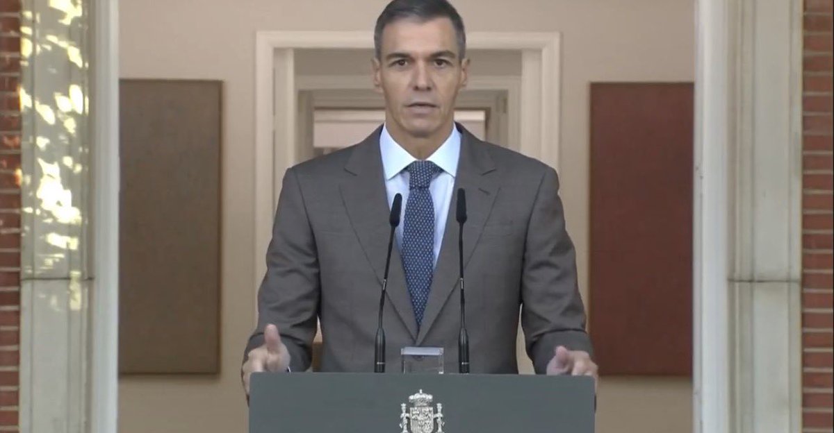 ZiadElkhalil's tweet photo. عاجل:اليسار الغوغائي ينهار في #اسبانيا 
🇪🇸 انهارت حكومة رئيس الوزراء الإسباني اليساري الغوغائي المتشدّد #بيدرو_سانشيز.

حلّ سانشيز البرلمان ودعا إلى انتخابات مبكرة في 29 نوفمبر 2026، مقدّمًا موعد الاقتراع الذي كان مقرّرًا أصلًا في عام 2027.

وجاء ذلك إثر هزيمة كبيرة في 2 أكتوبر، عندما توحّدت أحزاب المعارضة اليمينية لرفض مرسومَين عاجلَين بشأن الإسكان قدّمتهما حكومته الائتلافية التي لا تتمتّع بأغلبية برلمانية.