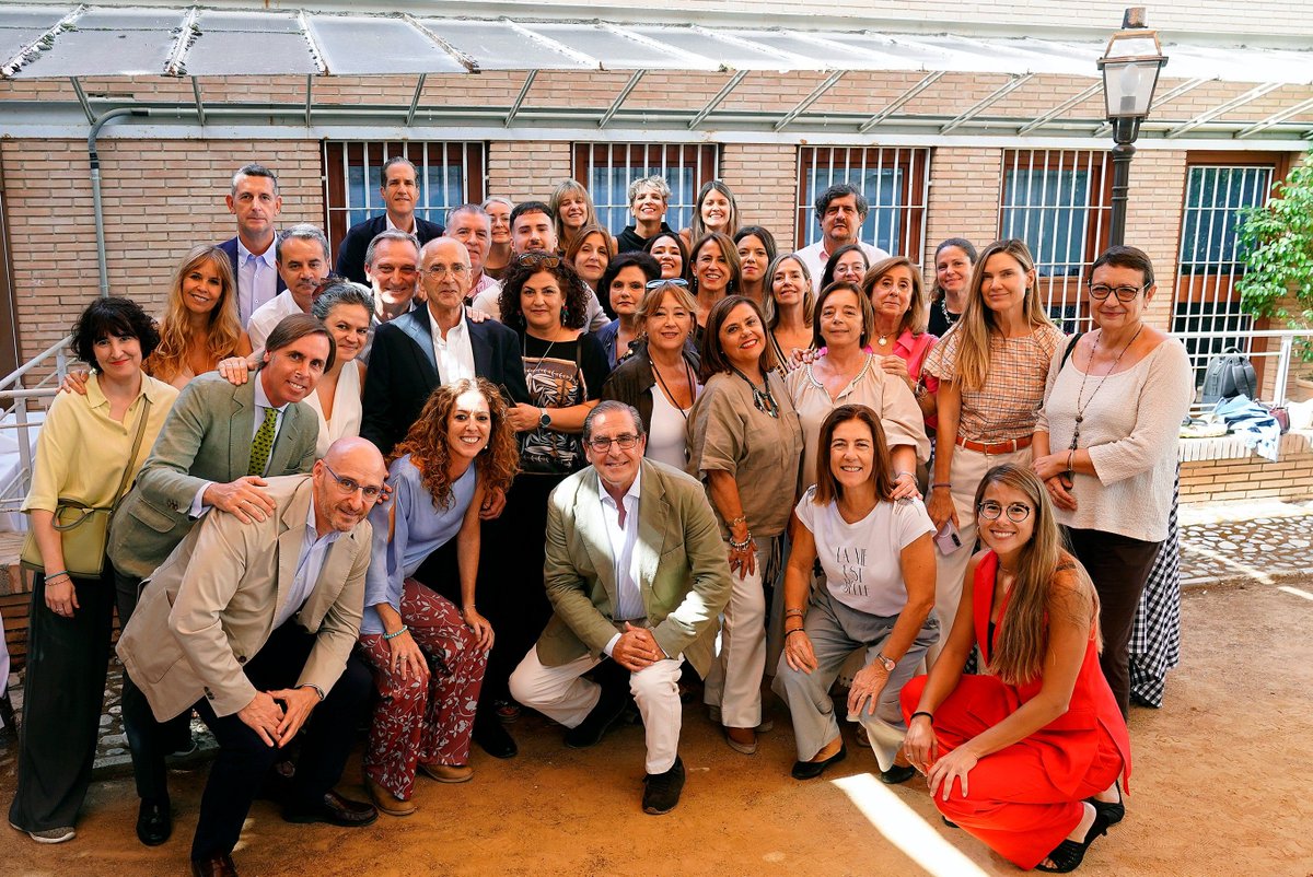 IcagrTwit's tweet photo. Miembros de Junta de Gobierno y compañeros de ICAGR se han reunido para rendir un sencillo #homenaje al trabajador Miguel Cabrera por su merecida jubilación tras 38 años ligado a la institución. 
Miguel, ¡gracias por tu cariño e implicación! 🫶 🫶 🫶 
https://t.co/fZotontyvW https://t.co/pSmw1gne7P