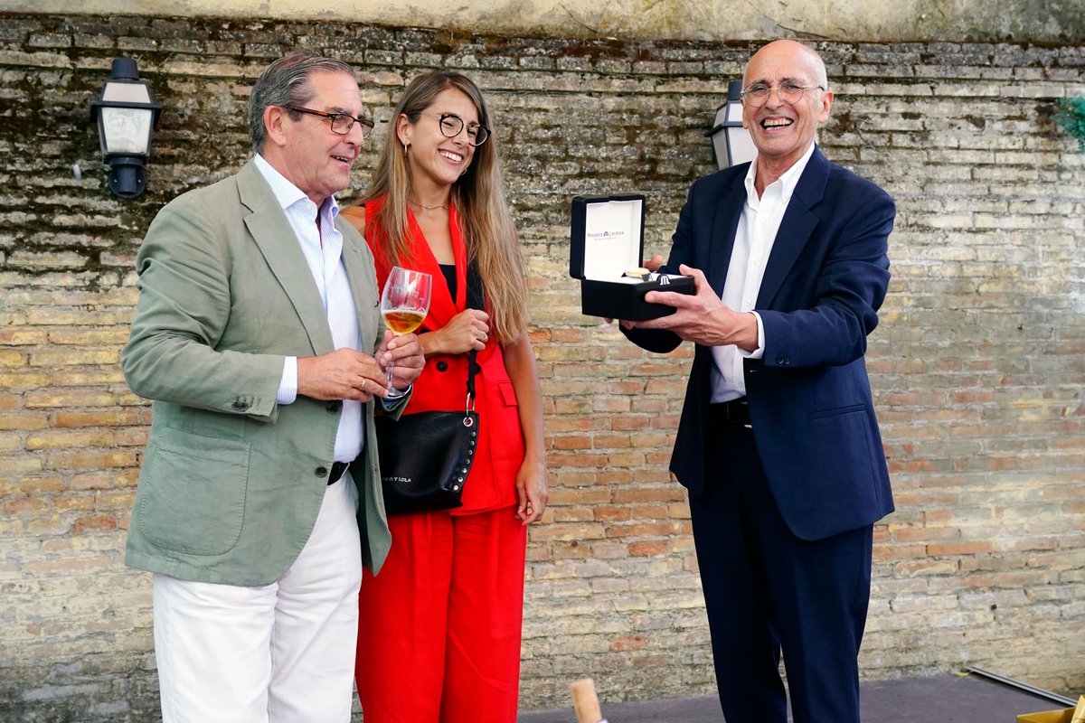 IcagrTwit's tweet photo. Miembros de Junta de Gobierno y compañeros de ICAGR se han reunido para rendir un sencillo #homenaje al trabajador Miguel Cabrera por su merecida jubilación tras 38 años ligado a la institución. 
Miguel, ¡gracias por tu cariño e implicación! 🫶 🫶 🫶 
https://t.co/fZotontyvW https://t.co/pSmw1gne7P