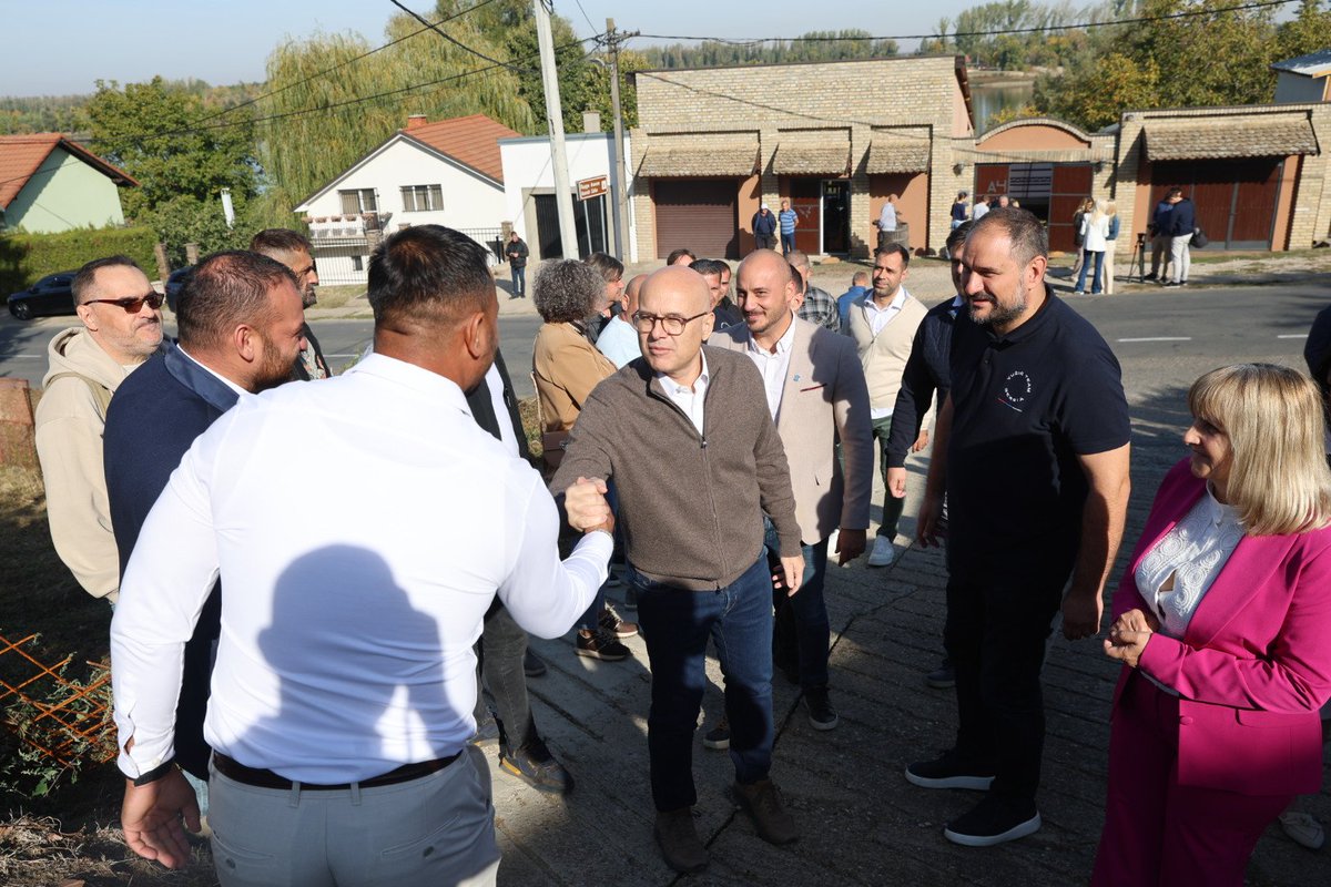 milos_vucevic's tweet photo. Наши дивни људи, вредни и поштени домаћини као што је породица Ачански из Баноштора, заслужују само најбоље - мир, стабилност, економски напредак!
1. Александар Вучић - Уједињена Србија!
До коначне победе! https://t.co/Xc8yHz8vlW