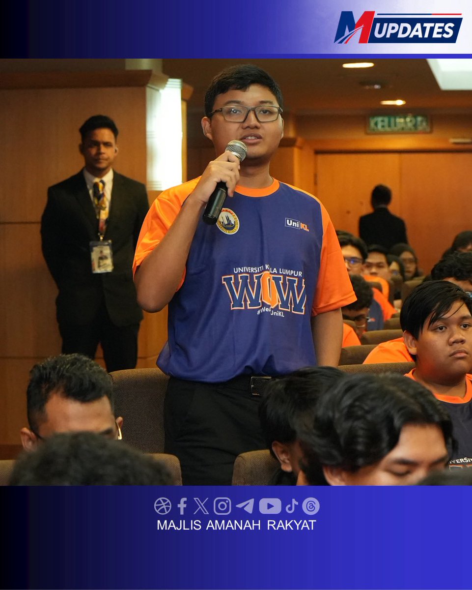 maragov's tweet photo. 𝗞𝗨𝗔𝗟𝗔 𝗟𝗨𝗠𝗣𝗨𝗥, 𝟱 𝗢𝗸𝘁𝗼𝗯𝗲𝗿 𝟮𝟬𝟮𝟲 – Mahasiswa baharu Universiti Kuala Lumpur (UniKL) diseru memanfaatkan peluang dan ruang yang tersedia sepanjang pengajian untuk membina kecemerlangan akademik, sahsiah, kepimpinan serta kemahiran yang diperlukan dalam mendepani cabaran masa hadapan.

Perkara itu menjadi antara penekanan dalam Majlis Ramah Mesra Pengarah Kanan Pelaburan MARA bersama mahasiswa baharu UniKL yang berlangsung di Dewan Kuliah Bestari, UniKL Malaysian Institute of Information Technology (UniKL MIIT), di sini hari ini. 

Majlis yang dihadiri YBhg. Puan Lailatul Asmah Mohd Tahir, Pengarah Kanan Pelaburan MARA itu turut diisi dengan ucaptama dan sesi interaksi bersama mahasiswa, sekali gus membuka ruang perkongsian secara lebih dekat dengan generasi baharu UniKL. 

Program berkenaan menjadi platform untuk memperkukuh hubungan antara MARA, UniKL dan mahasiswa baharu, di samping menyemai semangat kecemerlangan akademik, kepimpinan, pembangunan sahsiah serta jati diri dalam kalangan mahasiswa selaras dengan aspirasi pendidikan MARA. 

Turut berlangsung ialah Pelancaran Ikhtisar Eksekutif Buku Panduan Pembangunan Pelajar UniKL atau 𝘚𝘵𝘶𝘥𝘦𝘯𝘵 𝘋𝘦𝘷𝘦𝘭𝘰𝘱𝘮𝘦𝘯𝘵 𝘏𝘢𝘯𝘥𝘣𝘰𝘰𝘬 (SDH) sebagai usaha memperkukuh pembangunan mahasiswa secara holistik, progresif dan berasaskan kompetensi. SDH menyediakan kerangka yang menghubungkan pengalaman akademik, kokurikulum, profesional, industri, keusahawanan, kepimpinan dan kemasyarakatan dalam satu ekosistem pembangunan mahasiswa yang menyeluruh dan bersepadu, berteraskan R.I.S.E. – 𝘙𝘦𝘴𝘪𝘭𝘪𝘦𝘯𝘤𝘦, 𝘐𝘯𝘯𝘰𝘷𝘢𝘵𝘪𝘰𝘯, 𝘚𝘶𝘴𝘵𝘢𝘪𝘯𝘢𝘣𝘪𝘭𝘪𝘵𝘺 𝘥𝘢𝘯 𝘌𝘯𝘵𝘳𝘦𝘱𝘳𝘦𝘯𝘦𝘶𝘳𝘴𝘩𝘪𝘱 bagi membentuk mahasiswa yang berdaya tahan, inovatif, berjiwa keusahawanan serta bersedia menghadapi perubahan dan keperluan masa hadapan. 

Penganjuran program ini sekali gus memperkukuh usaha melahirkan mahasiswa UniKL yang kompeten, berintegriti, inovatif, berdaya tahan serta mempunyai jati diri yang kukuh, di samping menyemai kebanggaan menjadi sebahagian daripada Gen MARA dan warga UniKL.