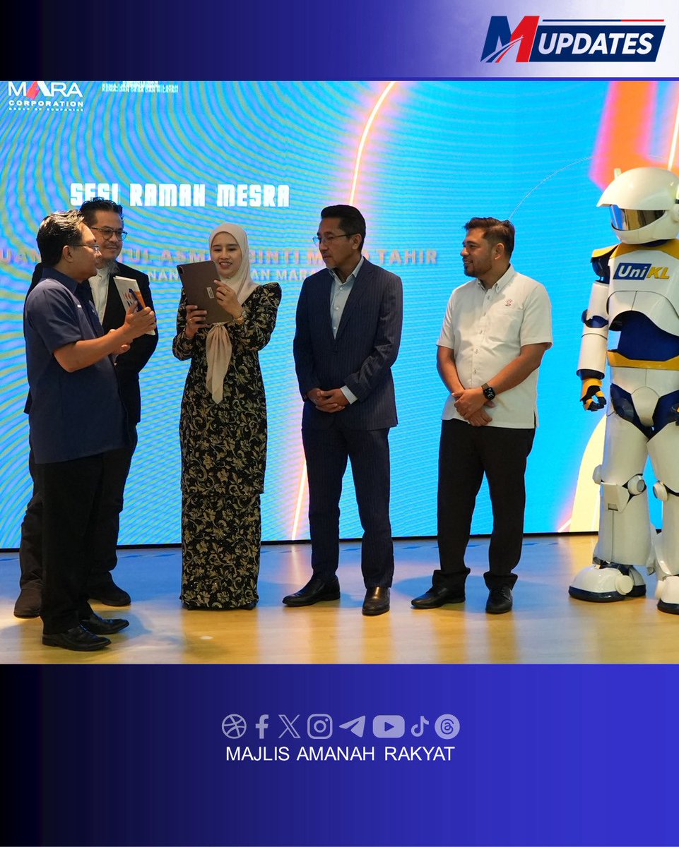maragov's tweet photo. 𝗞𝗨𝗔𝗟𝗔 𝗟𝗨𝗠𝗣𝗨𝗥, 𝟱 𝗢𝗸𝘁𝗼𝗯𝗲𝗿 𝟮𝟬𝟮𝟲 – Mahasiswa baharu Universiti Kuala Lumpur (UniKL) diseru memanfaatkan peluang dan ruang yang tersedia sepanjang pengajian untuk membina kecemerlangan akademik, sahsiah, kepimpinan serta kemahiran yang diperlukan dalam mendepani cabaran masa hadapan.

Perkara itu menjadi antara penekanan dalam Majlis Ramah Mesra Pengarah Kanan Pelaburan MARA bersama mahasiswa baharu UniKL yang berlangsung di Dewan Kuliah Bestari, UniKL Malaysian Institute of Information Technology (UniKL MIIT), di sini hari ini. 

Majlis yang dihadiri YBhg. Puan Lailatul Asmah Mohd Tahir, Pengarah Kanan Pelaburan MARA itu turut diisi dengan ucaptama dan sesi interaksi bersama mahasiswa, sekali gus membuka ruang perkongsian secara lebih dekat dengan generasi baharu UniKL. 

Program berkenaan menjadi platform untuk memperkukuh hubungan antara MARA, UniKL dan mahasiswa baharu, di samping menyemai semangat kecemerlangan akademik, kepimpinan, pembangunan sahsiah serta jati diri dalam kalangan mahasiswa selaras dengan aspirasi pendidikan MARA. 

Turut berlangsung ialah Pelancaran Ikhtisar Eksekutif Buku Panduan Pembangunan Pelajar UniKL atau 𝘚𝘵𝘶𝘥𝘦𝘯𝘵 𝘋𝘦𝘷𝘦𝘭𝘰𝘱𝘮𝘦𝘯𝘵 𝘏𝘢𝘯𝘥𝘣𝘰𝘰𝘬 (SDH) sebagai usaha memperkukuh pembangunan mahasiswa secara holistik, progresif dan berasaskan kompetensi. SDH menyediakan kerangka yang menghubungkan pengalaman akademik, kokurikulum, profesional, industri, keusahawanan, kepimpinan dan kemasyarakatan dalam satu ekosistem pembangunan mahasiswa yang menyeluruh dan bersepadu, berteraskan R.I.S.E. – 𝘙𝘦𝘴𝘪𝘭𝘪𝘦𝘯𝘤𝘦, 𝘐𝘯𝘯𝘰𝘷𝘢𝘵𝘪𝘰𝘯, 𝘚𝘶𝘴𝘵𝘢𝘪𝘯𝘢𝘣𝘪𝘭𝘪𝘵𝘺 𝘥𝘢𝘯 𝘌𝘯𝘵𝘳𝘦𝘱𝘳𝘦𝘯𝘦𝘶𝘳𝘴𝘩𝘪𝘱 bagi membentuk mahasiswa yang berdaya tahan, inovatif, berjiwa keusahawanan serta bersedia menghadapi perubahan dan keperluan masa hadapan. 

Penganjuran program ini sekali gus memperkukuh usaha melahirkan mahasiswa UniKL yang kompeten, berintegriti, inovatif, berdaya tahan serta mempunyai jati diri yang kukuh, di samping menyemai kebanggaan menjadi sebahagian daripada Gen MARA dan warga UniKL.
