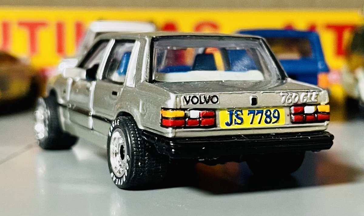 _urataro_'s tweet photo. Matchbox VOLVO 760

数ヶ月前に紹介したF50とセットで売られてた760です
相変わらず無駄に塗り分けが細かい
リアテールなんて一つ一つ手作業で描いてるんじゃないかと疑うレベル
因みにこちら、裏側のシャーシ部分(ドライブシャフトやらマフラーなど)にも塗装が施されてます
#マッチボックス https://t.co/ctqw6hpcaU
