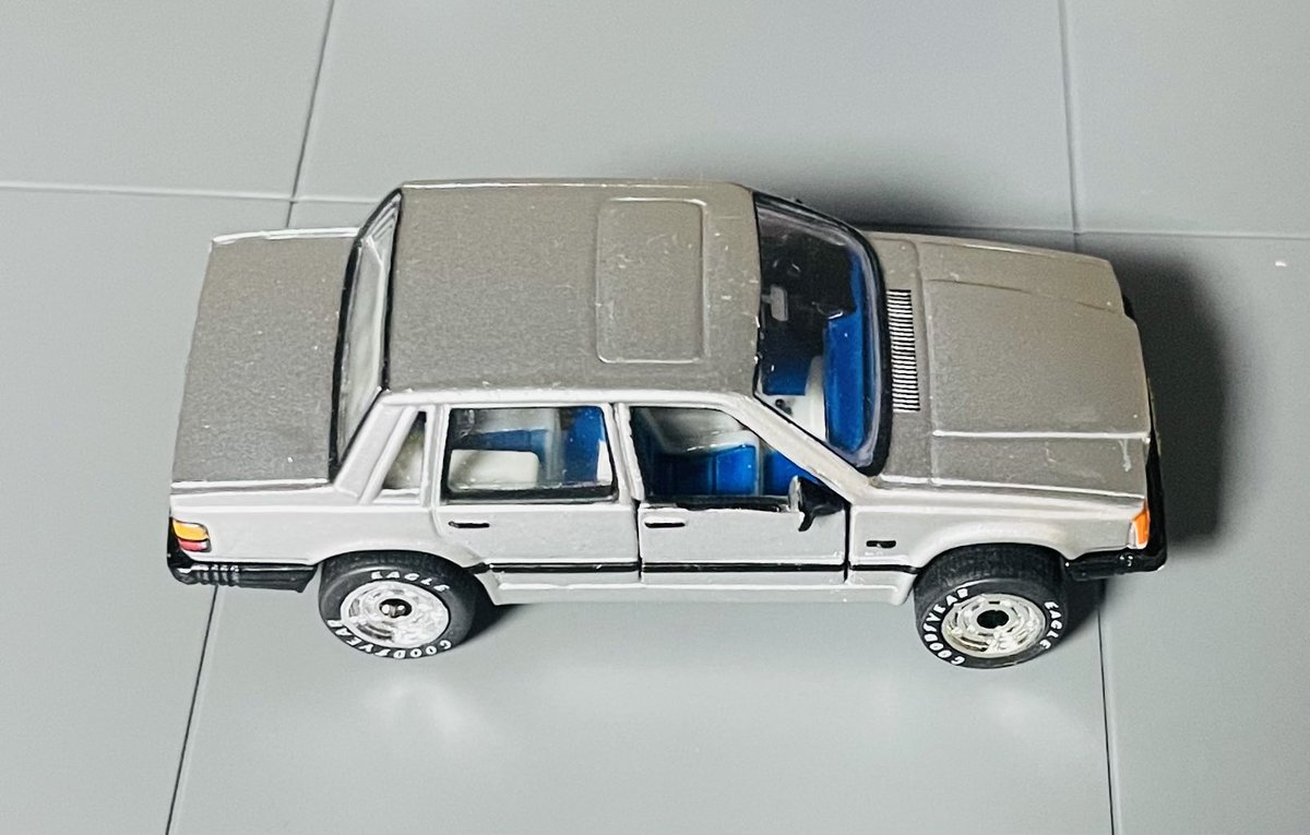 _urataro_'s tweet photo. Matchbox VOLVO 760

数ヶ月前に紹介したF50とセットで売られてた760です
相変わらず無駄に塗り分けが細かい
リアテールなんて一つ一つ手作業で描いてるんじゃないかと疑うレベル
因みにこちら、裏側のシャーシ部分(ドライブシャフトやらマフラーなど)にも塗装が施されてます
#マッチボックス https://t.co/ctqw6hpcaU
