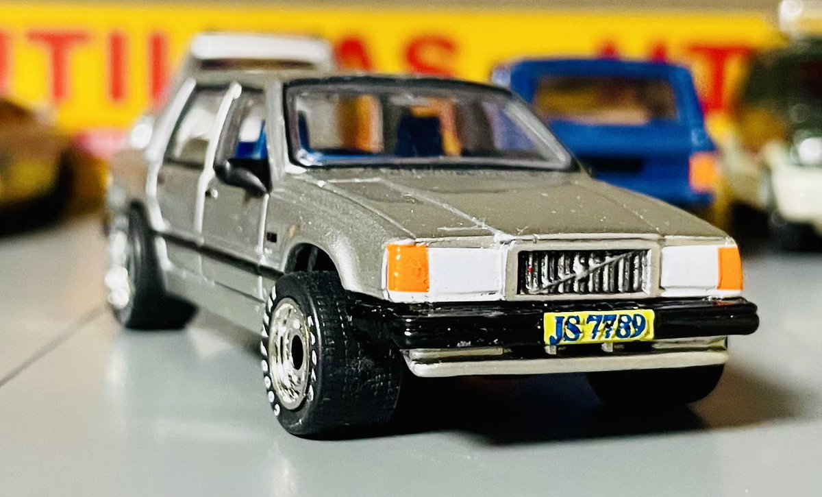 _urataro_'s tweet photo. Matchbox VOLVO 760

数ヶ月前に紹介したF50とセットで売られてた760です
相変わらず無駄に塗り分けが細かい
リアテールなんて一つ一つ手作業で描いてるんじゃないかと疑うレベル
因みにこちら、裏側のシャーシ部分(ドライブシャフトやらマフラーなど)にも塗装が施されてます
#マッチボックス https://t.co/ctqw6hpcaU