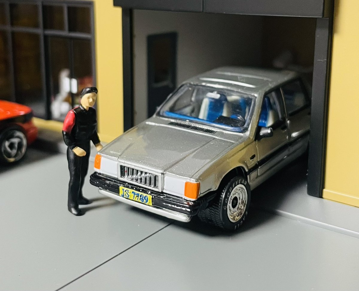 _urataro_'s tweet photo. Matchbox VOLVO 760

数ヶ月前に紹介したF50とセットで売られてた760です
相変わらず無駄に塗り分けが細かい
リアテールなんて一つ一つ手作業で描いてるんじゃないかと疑うレベル
因みにこちら、裏側のシャーシ部分(ドライブシャフトやらマフラーなど)にも塗装が施されてます
#マッチボックス https://t.co/ctqw6hpcaU