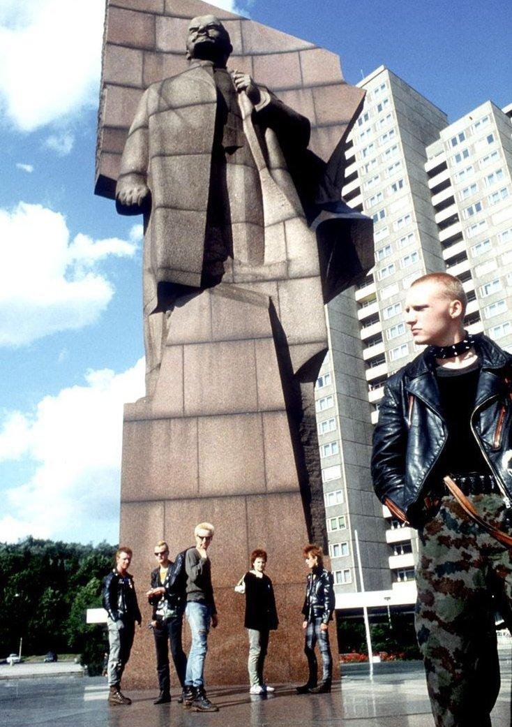 GDRvisuals's tweet photo. East German punks on Leninplatz, East Berlin, 1980s. https://t.co/aQzkbsZRhc