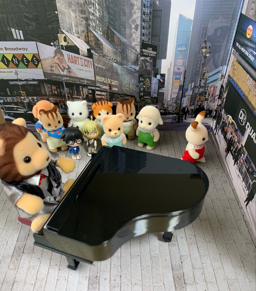 senakakaite2010's tweet photo. #月曜からシルバニア 
お題：音楽

街角ピアノの聴衆に米花町の人たちがいたので気配を消してそっと立ち去る。 https://t.co/BYZQib3uDs