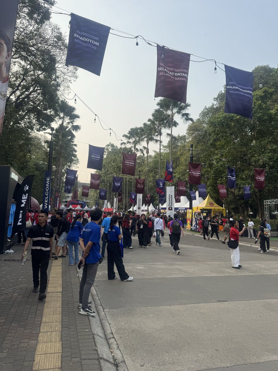 garagarabola_'s tweet photo. Kondisi sore ini di SUGBK, info aje tiket Upper Zone dijual 1,2jt sama calo 😂🤣 https://t.co/5wo1aVhpPi