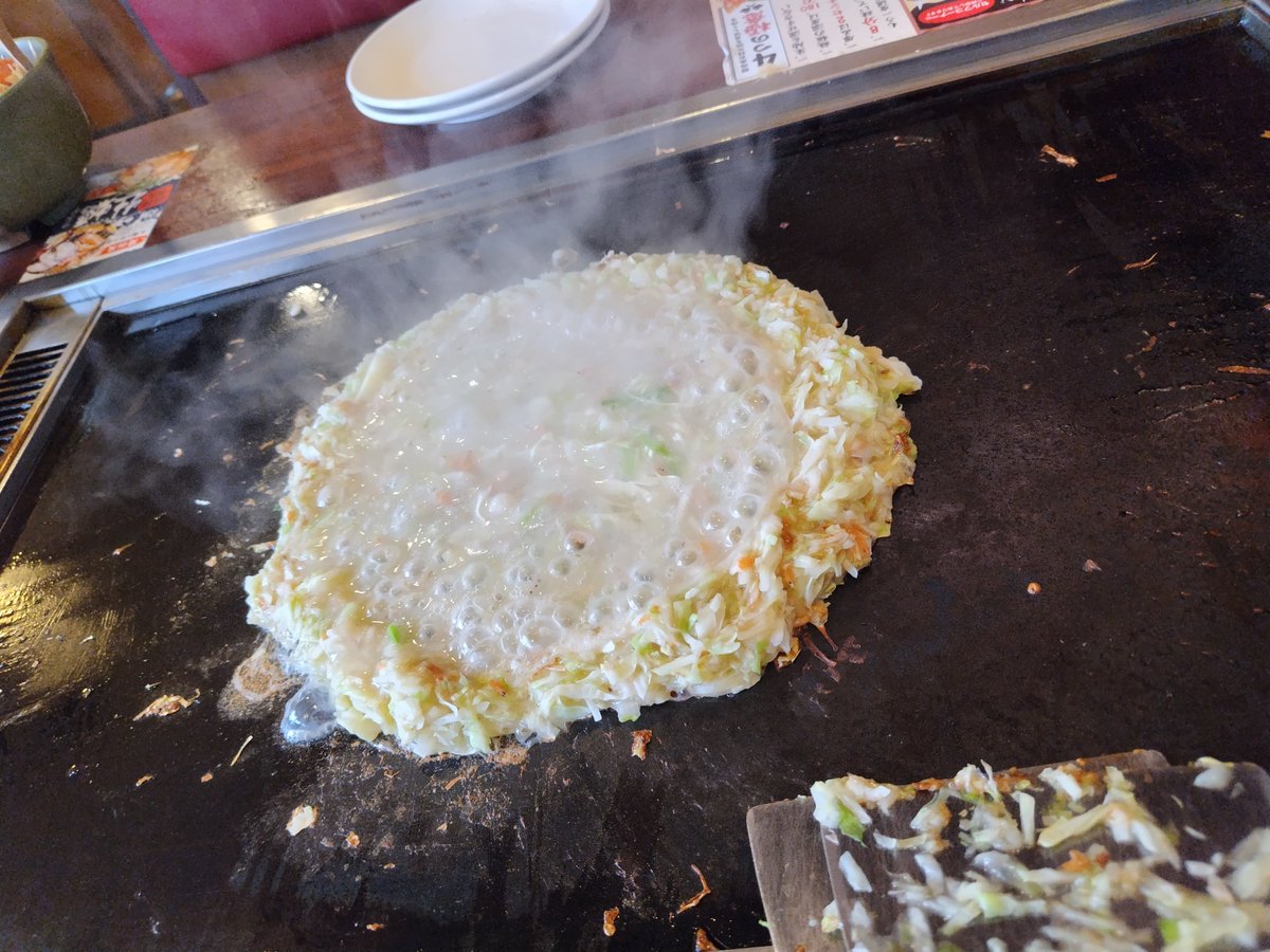 ogurisap's tweet photo. 人生初のソロお好み焼き屋
徒歩30秒のお店へ初訪問🔰

君なんか写真と違わない？
(ベーコン、ネギ、コ��ン、たまご確認済み) https://t.co/REgZN35QFR