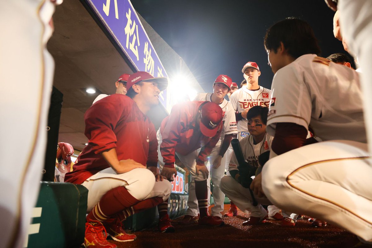Rakuten__Eagles's tweet photo. ＼2026シーズン最終戦の円陣は #田中貴也 選手📣／

「試合に出られることも、チャンスがあることも当たり前じゃないと思うので、今この瞬間を大切にして、今日の最終戦をやり切りましょう。

来年につなげるためにも、この1試合、全力で戦いましょう！
さぁ、いこう！🔥」

#RakutenEagles
#強鷲革新 https://t.co/DYb2l79D8V