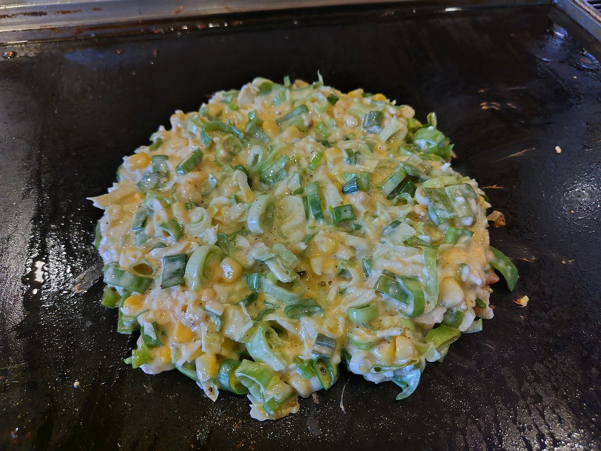 ogurisap's tweet photo. 人生初のソロお好み焼き屋
徒歩30秒のお店へ初訪問🔰

君なんか写真と違わない？
(ベーコン、ネギ、コ��ン、たまご確認済み) https://t.co/REgZN35QFR