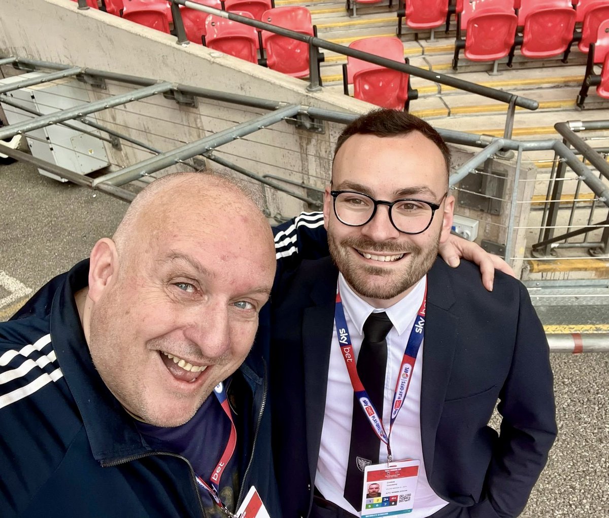 ChrisThorpe_'s tweet photo. I speak for everyone who knew Mikey T when I say that we’re all devastated by the news. An incredible character and infectious personality, as many have said he was the voice of Wimbledon in every sense. Things will never be the same, rest easy my friend, we won’t forget you 💔 https://t.co/hL32tfsiPl
