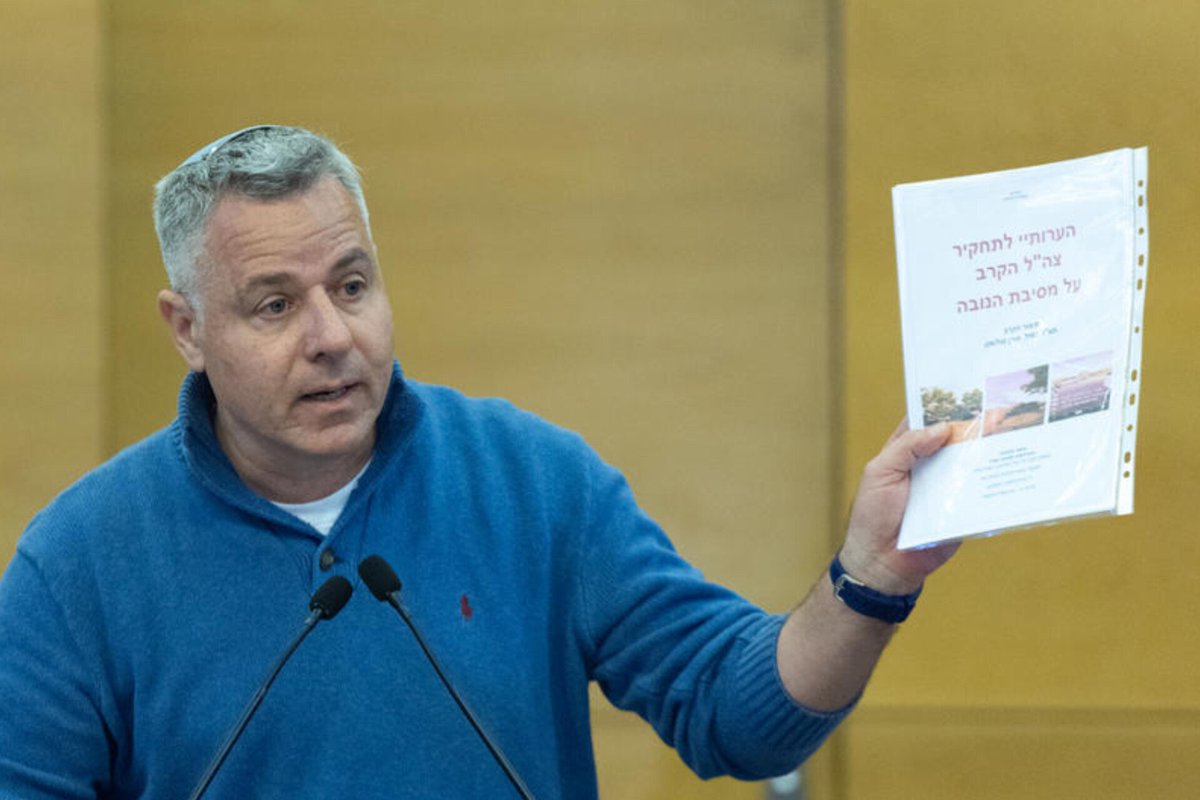 IsraelGaley's tweet photo. תא"ל (מיל') אורן סולומון בהצהרה דרמטית: "אחשוף לפני הבחירות את הממצאים על 'חומת יריחו'. יש מסקנות קשות לגבי איזנקוט וזמיר"

תא"ל (מיל') אורן סולומון, שהיה מראשי צוותי התחקור של אירועי 7 באוקטובר, לפתחי וזמרי: "חיכיתי לוועדת רוני נומה שמונתה ב-4 בדצמבר 2025. עשרה חודשים לא פרסמה את הממצאים. מדוע? כי יש שם ממצאים ומסקנות קשות, חלק מהם בעיניי לגבי גדי איזנקוט בהיותו רמטכ"ל, כי 'חומת יריחו א׳' הייתה בתקופתו, וחלק מהם לגבי אייל זמיר שהיה אלוף פיקוד דרום. והם לא מפרסמים - אולי זה יטה פוליטית, יראה על חלק מהאחריות של גדי איזנקוט, חס וחלילה. אז הם מכניסים עניין פוליטי.

 אני אומר לכם את זה פה: אני אוציא את הממצאים שלי בשבוע-שבועיים הקרובים, לפני הבחירות. אתם תבינו מי כשל באחריות של 'חומת יריחו'. אני אסביר מי היה בתקופה של מה, מה נעשה עם זה ועוד"

תא"ל סולומון | צילום: יונתן זינדל, פלאש 90