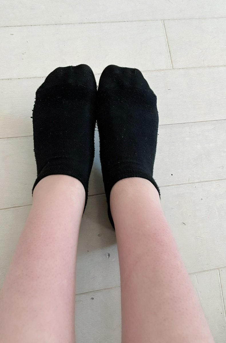 r_lo78's tweet photo. 靴下買い取ってくれる人いませんか？o̴̶̷̤  ̫ o̴̶̷̤
ニーハイじゃなくて普通の黒靴下です
これかもう少し丈長いのあります #靴下売ります #靴下売り子 #黒靴下 https://t.co/XKv0pxMdLX