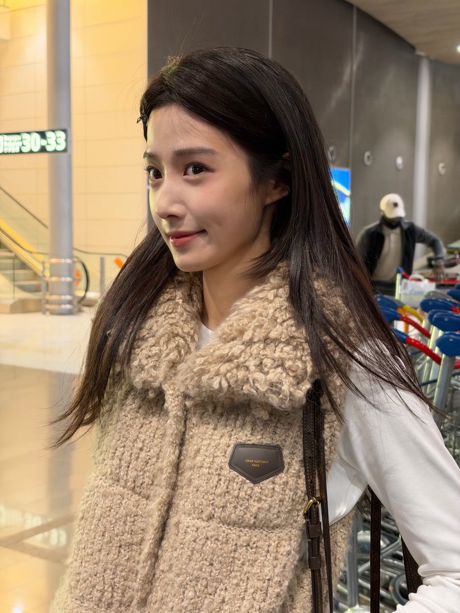 for0927x's tweet photo. 261005 Lu Yuxiao INS update

“Hiiii Paris! I'm here~ ✨ 

@LouisVuitton @.NicolasGhesquiere
#LVSS27 #NicolasGhesquiere #louisvuitton”

instagram: luluyuxiao_27
#LuYuxiao #卢昱晓 https://t.co/aNVXc0q3E2