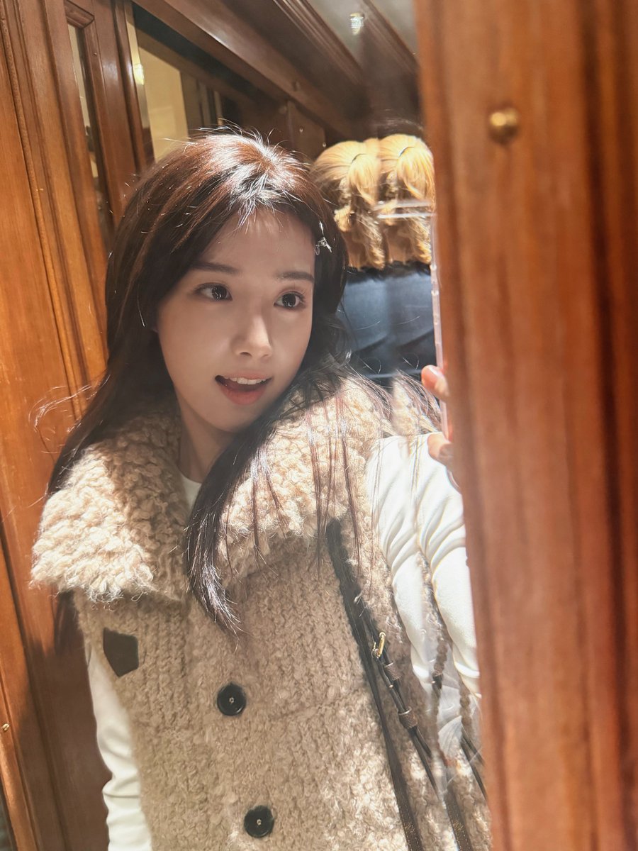 for0927x's tweet photo. 261005 Lu Yuxiao INS update

“Hiiii Paris! I'm here~ ✨ 

@LouisVuitton @.NicolasGhesquiere
#LVSS27 #NicolasGhesquiere #louisvuitton”

instagram: luluyuxiao_27
#LuYuxiao #卢昱晓 https://t.co/aNVXc0q3E2