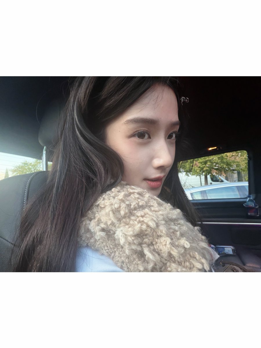 for0927x's tweet photo. 261005 Lu Yuxiao INS update

“Hiiii Paris! I'm here~ ✨ 

@LouisVuitton @.NicolasGhesquiere
#LVSS27 #NicolasGhesquiere #louisvuitton”

instagram: luluyuxiao_27
#LuYuxiao #卢昱晓 https://t.co/aNVXc0q3E2