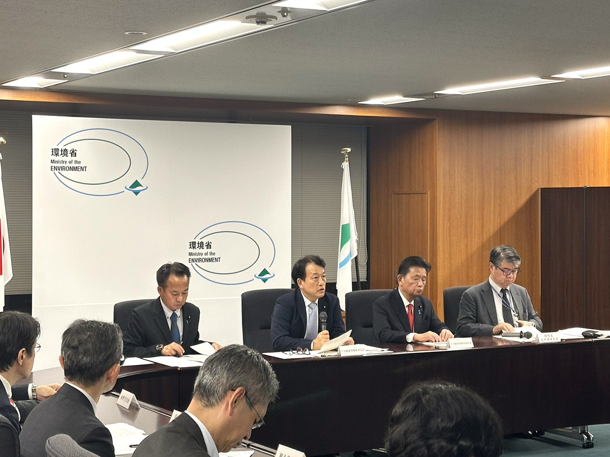 Kankyo_Jpn's tweet photo. 10/2「クマ被害対策等に関する関係省庁連携会議」を開催し、#笹川博義環境大臣 ・クマ被害対策担当大臣から #クマ対策 が一層推進するよう関係省庁に指示しました。
ドングリなどの実りが少ない地域では、クマが出没する可能性が高まります。
出没情報を確認し、安全対策を行いましょう。 https://t.co/4aEojJpVVP