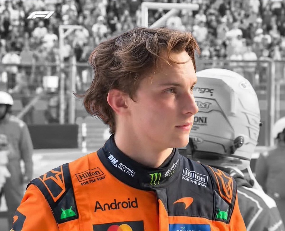 OscChaOops's tweet photo. in a world so grey he stand so pretty and like a traffic cone🫶🏻🤤 https://t.co/XJXqKncTAi