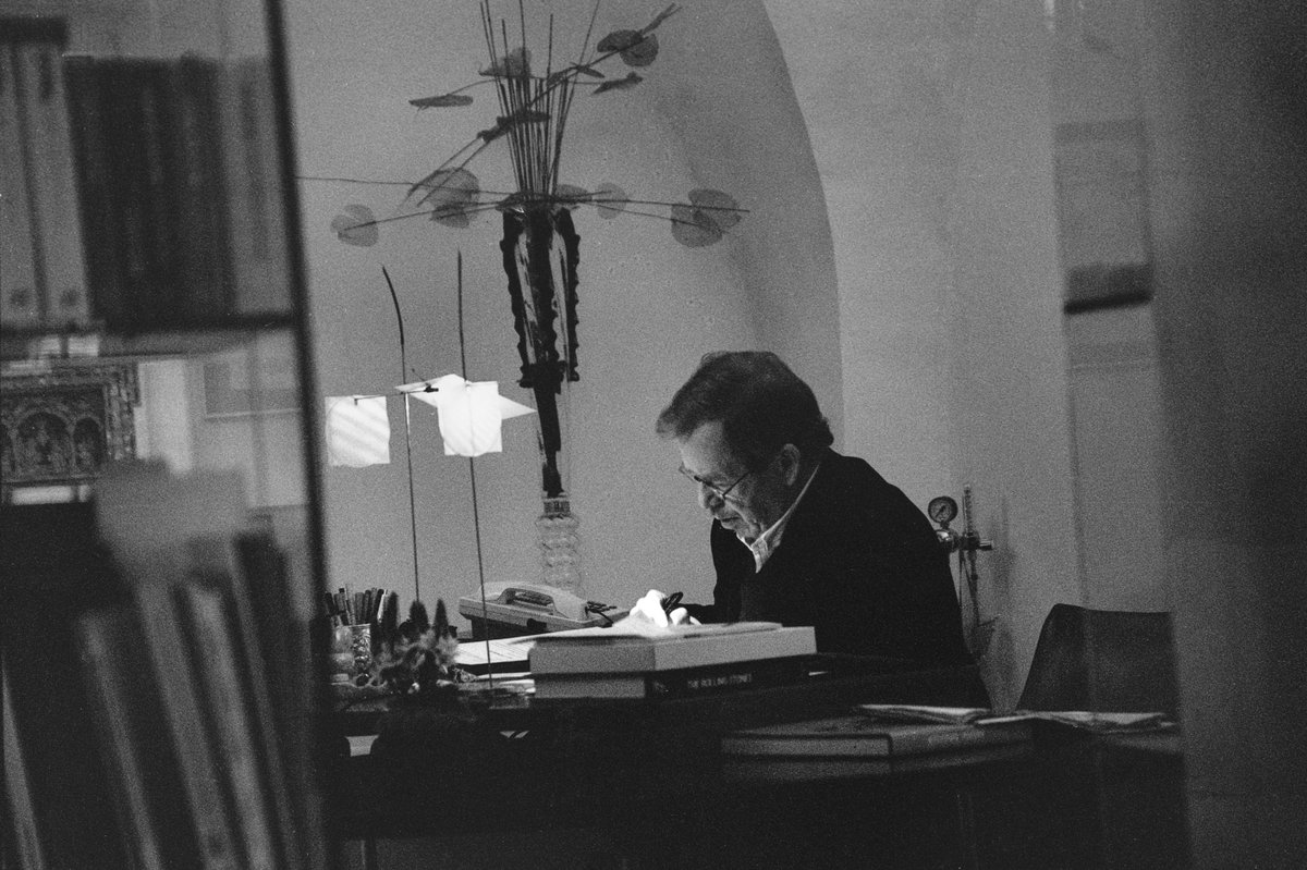 laurencikova_k's tweet photo. Václav Havel by se dnes dožil 90 let.

Jeho přesvědčení, že každý z nás má odpovědnost za stav společnosti a nemá rezignovat na možnost věci měnit, zůstává jedním z jeho nejzásadnějších odkazů.

Fotografie: Oldřich Škácha https://t.co/REJuQ2Fslr