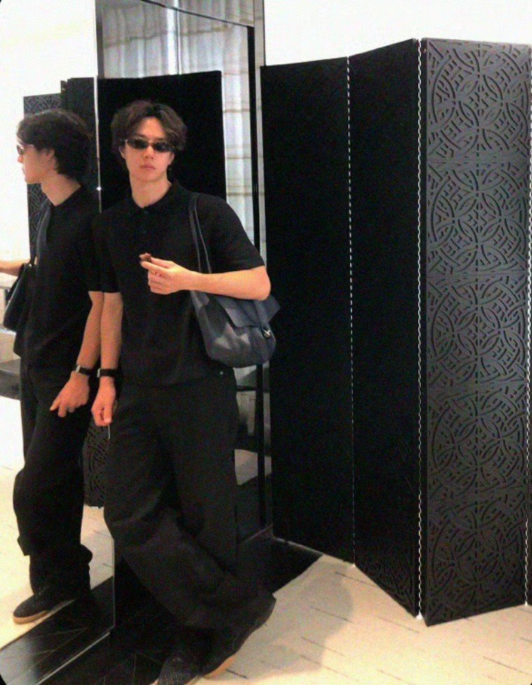 yibow0085's tweet photo. YIBO-OFFICIAL weibo update.
「Paris BO log」
那就由fitting开启今天吧！
#WangYibo #王一博 #หวังอี้ป๋อ https://t.co/FPdAgWklke