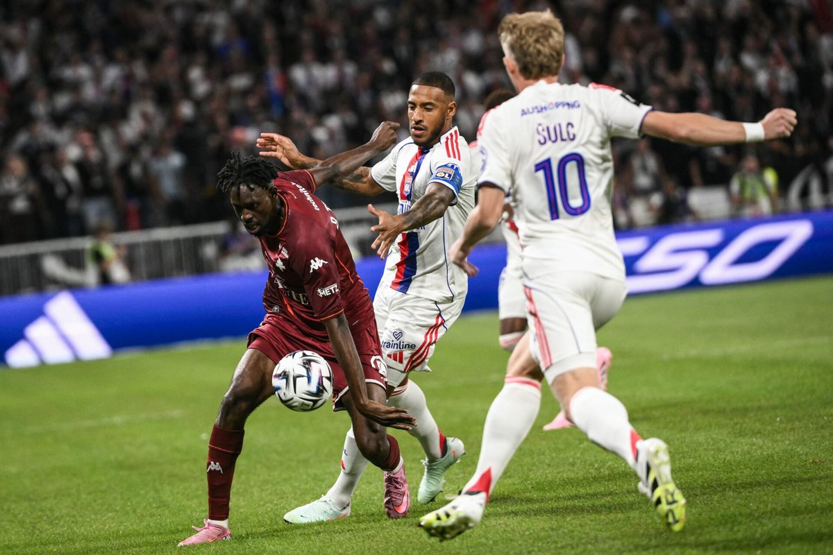 OL__Plus's tweet photo. Losange, carré ou trio... Un #OL polymorphe au milieu
#Tactique 
(O&amp;L : https://t.co/jWh7tuhpvq) https://t.co/EamzhTakB5