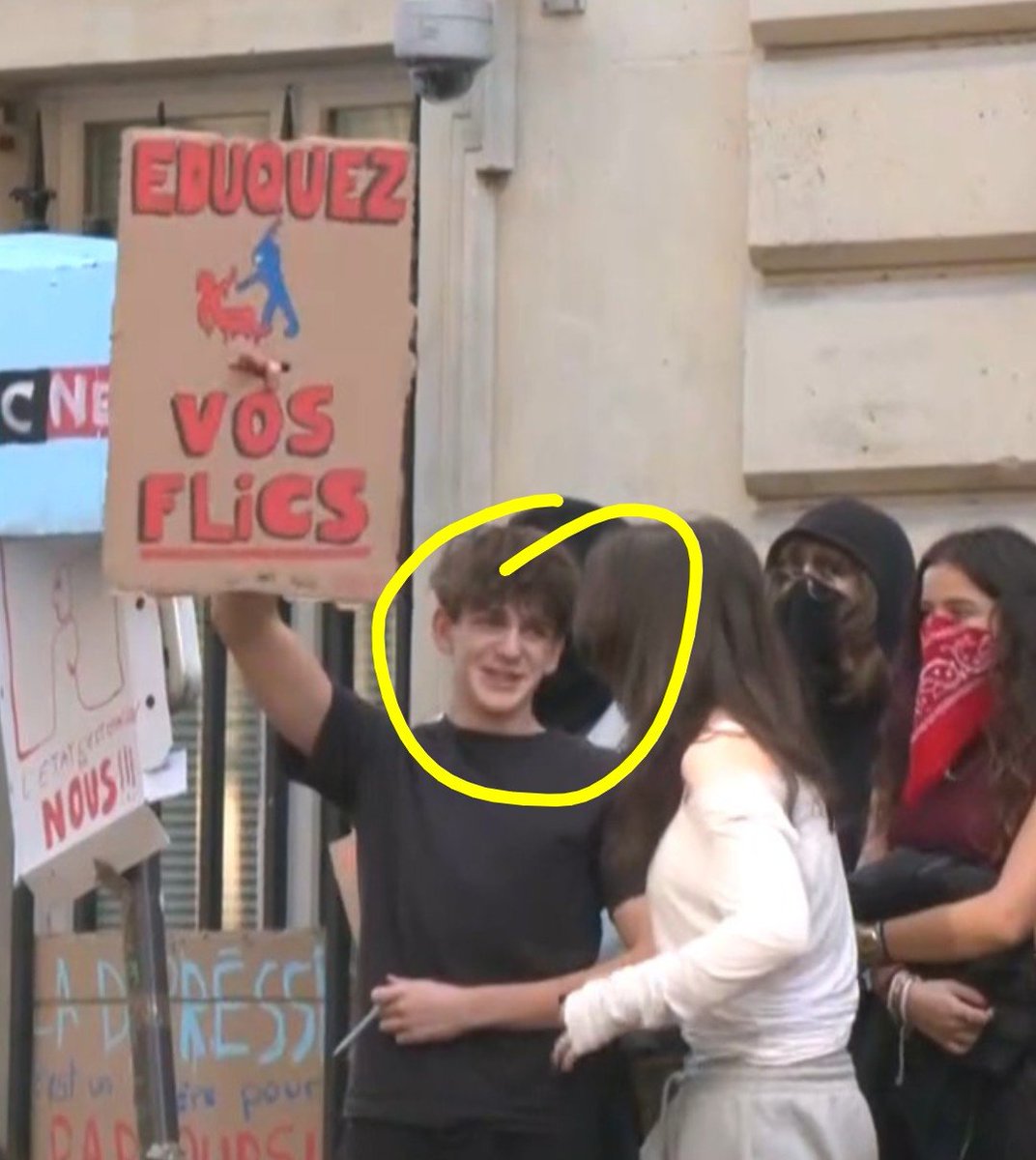 Salekon2antifa's tweet photo. Qu'il ne cherche pas de boulot, on va faire tourner sa photo entre patrons.

#LFI https://t.co/vTtSHdjJMA