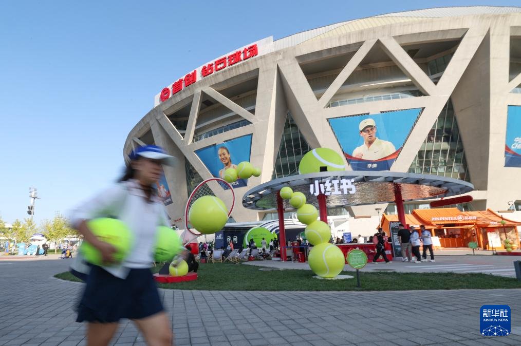 SoyCalebTJ's tweet photo. China Open just sold a record ¥88M+ in tickets — about $13M. Beijing turned every stub into a citywide discount card.

350 restaurants, shops and attractions joined in. Hotel searches near the National Tennis Center jumped 271%. Over 180,000 fans came from outside Beijing. Merch hit ¥12.5M, up 1.6× from last year.

In the U.S., teams sell the night. In China, the city sells the week.