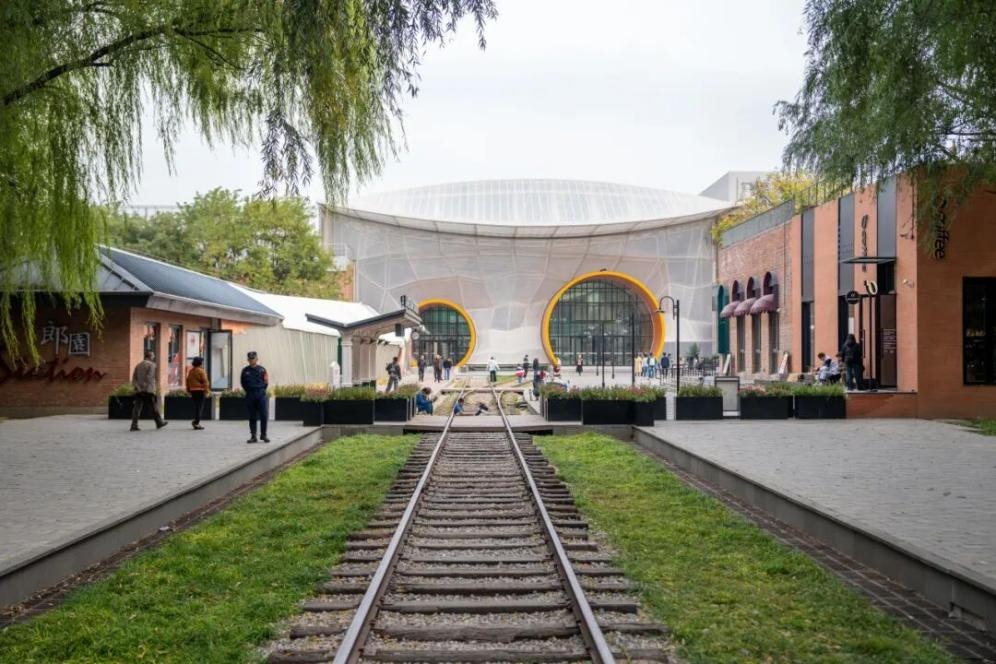 SoyCalebTJ's tweet photo. China Open just sold a record ¥88M+ in tickets — about $13M. Beijing turned every stub into a citywide discount card.

350 restaurants, shops and attractions joined in. Hotel searches near the National Tennis Center jumped 271%. Over 180,000 fans came from outside Beijing. Merch hit ¥12.5M, up 1.6× from last year.

In the U.S., teams sell the night. In China, the city sells the week.