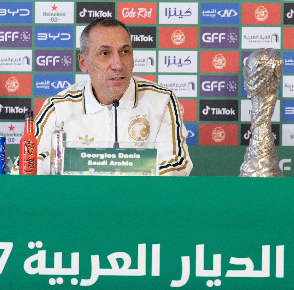 SaudiNT's tweet photo. — من المؤتمر الصحفي للمدير الفني للمنتخب الوطني جورجيوس دونيس واللاعب محمد كنو 📸
#هذا_الأخضر https://t.co/oPxvV55lRJ