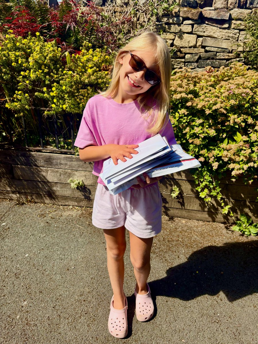 rebeabrego's tweet photo. Happy Monday! We have a busy afternoon ahead, with my helper delivering sunshine to many of you jetting off soon! https://t.co/0pfWyUerJ8